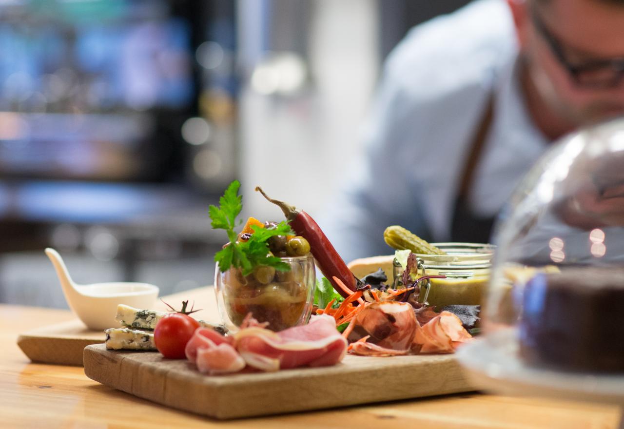 Costa Experience Chef making tapas